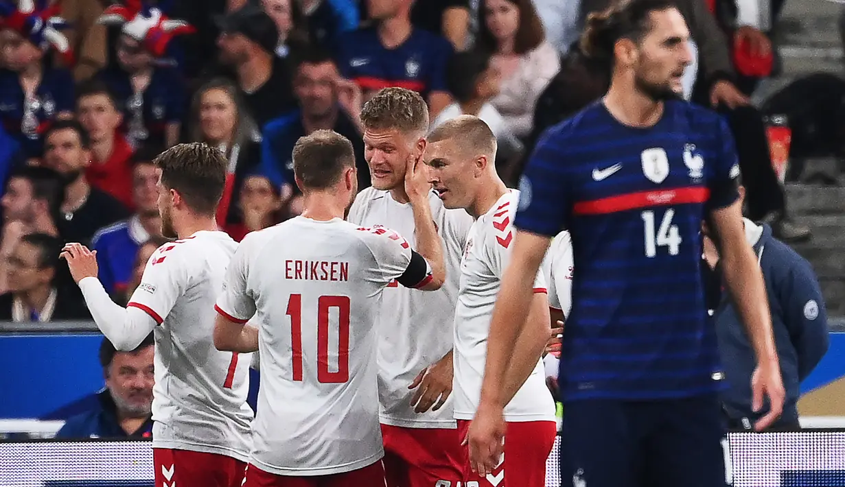 Pemain depan timnas Denmark Andreas Cornelius (tengah) berselebrasi dengan rekannya setelah mencetak gol kedua timnya ke gawang Prancis pada laga perdana Grup A UEFA Nations League di Stade de France, Paris, Prancis, Sabtu(4/6/2022) dini hari WIB. Prancis harus rela menelan kekalahan 1-2 dari tamunya Denmark. (Franck FIFE / AFP)