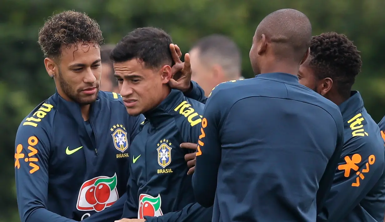 Pemain timnas Brasil Neymar dan rekan setimnya menjaili Philippe Coutinho saat sesi latihan di London, Inggris (29/5). Neymar dan rekan-rekannya melakukan latihan jelang pertandingan persahabatan melawan Kroasia. (AP / Kirsty Wigglesworth)