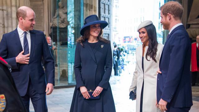 Meghan Markle bersama Pangeran Harry saat menghadiri acara The Commonwealth Day Service di Westminster Abbey, London, Senin (12/3). Markle tiba bersama Harry, dan juga Pangeran William serta sang istri, Kate Middleton. (AP Photo)