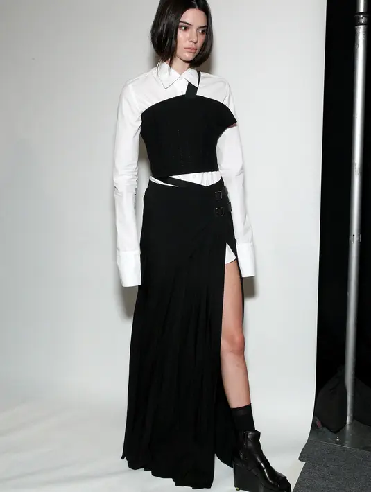 Sumber lain mengatakan bahwa Harry memberikan kejutan di hari ulang tahun Kendall dengan menjadi orang yang pertama mendatangi dan mengucapkan selamat untuk Kendall. (AFP/Bintang.com)