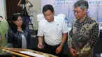 Menhub Ignasius Jonan (tengah) dan Chairman iCIO Community Agus Wicaksono (kanan) saat penandatanganan peresmian iCIO Community, Jakarta, (20/5). iCIO Community merupakan kumpulan CIO dan staf TI dari berbagai sektor bisnis. (Liputan6.com/Angga Yuniar)