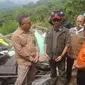 Kepala BNPB Letnan TNI Suharyanto bersama Pemda Kabupaten Sukabumi saat tinjau lokasi retakan tanah di Kampung Tegalkaso Desa Bencoy Kabupaten Sukabumi (Liputan6.com/Fira Syahrin).