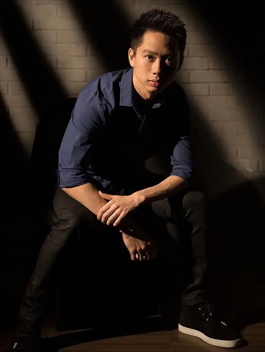 Kevin terkenal dengan pribadinya yang super ramah. Enggak heran kalau Kevin Sanjaya selalu bikin penggemar wanitanya jatuh cinta. Di balik wajah tampan dan prestasinya di bulu tangkis, semakin banyak penggemar yang menyukainya. Sukses selalu untuk Kevin Sanjaya! (Liputan6.com/IG/@kevin_sanjaya)