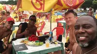 Pelatih Barito Putera, Jacksen F. Tiago bersama keluarga dan rekan berlibur di pantai Copacabana, Rio de Janeiro, Brasil. (Bola.com/Dok.pribadi)
