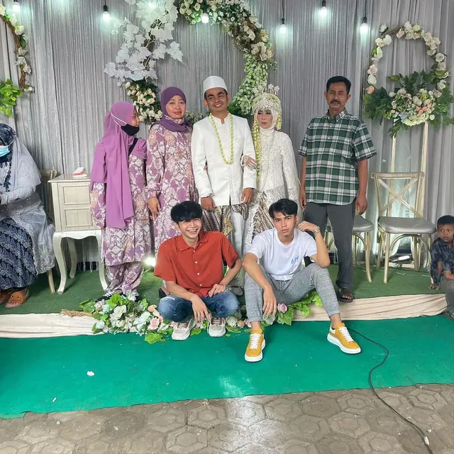 Sang Ayah Meninggal Dunia, Ini 6 Potret Kenangan Dimas Ahmad dan Mendiang