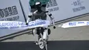 Sebuah robot humanoid melewati garis finis dalam ajang lari half marathon yang berlangsung di Beijing, China, Sabtu (19/04/2025). (AFP/Pedro Pardo)