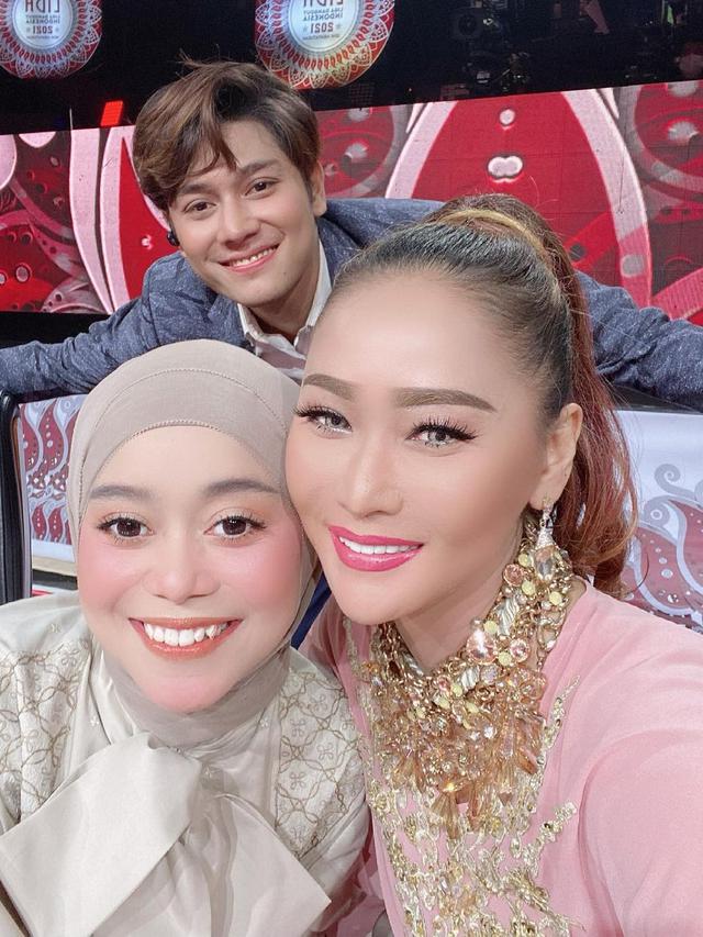 Inul Daratista memberikan ucapan selamat menempuh hidup baru kepada Lesti Kejora (https://www.instagram.com/p/COvJhAxF9HN/)