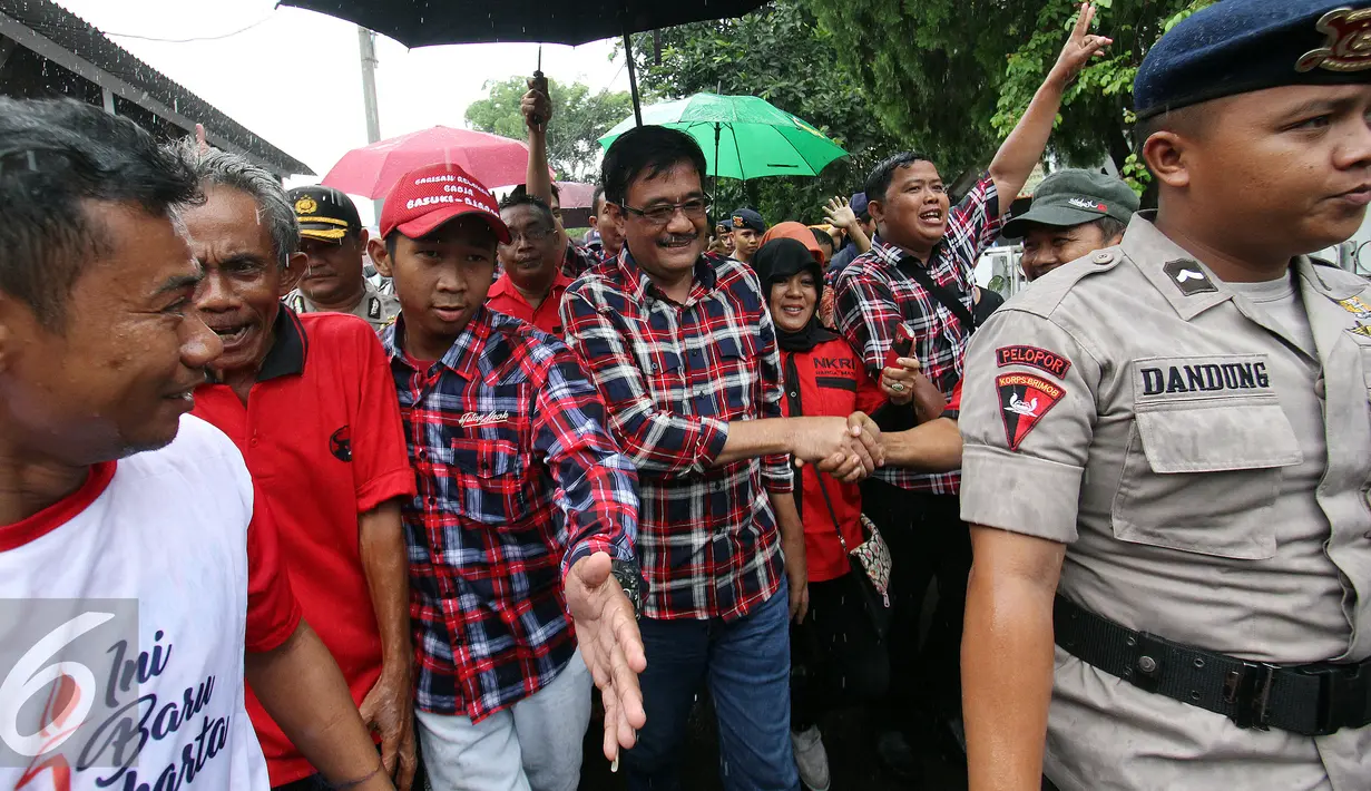 Djarot Saiful Hidayat bersalaman dengan seorang warga saat blusukan di Cengkareng Timur, Jakarta Barat, Rabu (18/1). Warga wilayah tersebut mengatakan siap memenangkan Pasangan Nomor Urut Dua dalam Pilkada DKI Jakarta 15 Februari mendatang. (Liputan6.com)