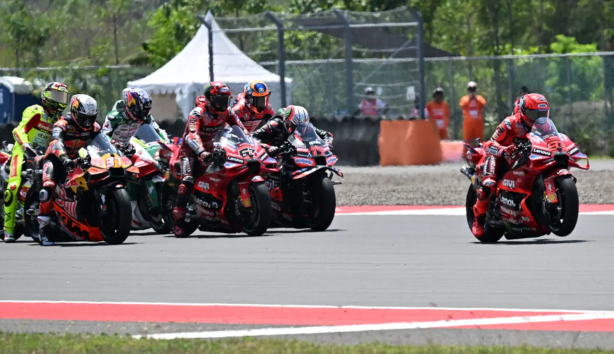 Ducati Racer, Marc Maruqez mendorong sepeda motornya selama sesi hangat di depan balapan Motogp Mandalika 2025 di Sirkuit Internasional Mandalika, Lombok, NTB, Minggu (5/10/2025). (AFP/Sonny Tumbaleka)