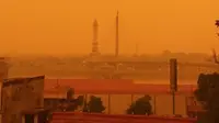 Kondisi cuaca langit di Jambi yang tampak menguning akibat dampak kabut asap yang semakin pekat, Senin (14/10/2019). (Liputan6.com/ Gresi Plasmanto)