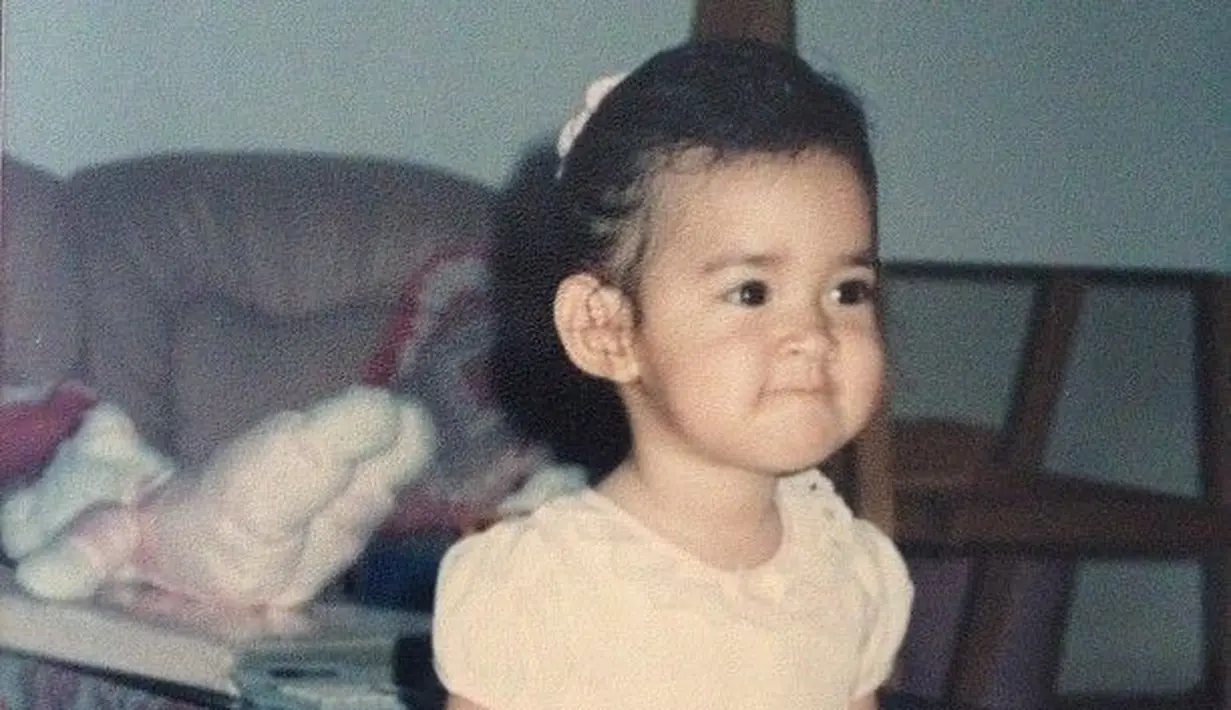 Raisa kecil punya rambut yang agak keriting, dengan pipinya yang menggemaskan. Sejak kecil ia kerap mengenakan busana yang feminin. Instagram @riaallan2388)