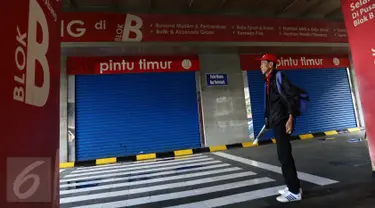Warga melintas di pusat perbelanjaan Blok B Tanah Abang, Jakarta, Jumat (24/7/2015). Pusat grosir terbesar di Asia ini sebagian masih terlihat tutup dan baru akan buka kembali pada 27 Juli mendatang. (Liputan6.com.Johan Tallo)