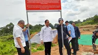 Pemasangan plang pengawasan oleh Menko Pangan Zulkifli Hasan dan Menteri LH Hanif Faisol Nurofiq di kawasan pemukiman mewah Summarecon Bogor yang masih dibangun. (dok. Liputan6.com/Dinny Mutiah)