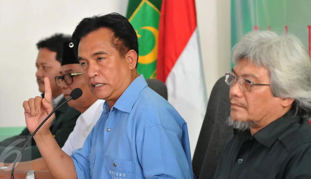 Ketua Umum DPP Partai Bulan Bintang (PBB) Yusril Ihza Mahendra saat menggelar konferensi pers di Kantor PBB, Jakarta Selatan, Senin (26/10/2015). PBB memberikan tanggapan mengenai kinerja setahun pemerintahan Jokowi-JK. (Liputan6.com/Andrian M Tunay) 