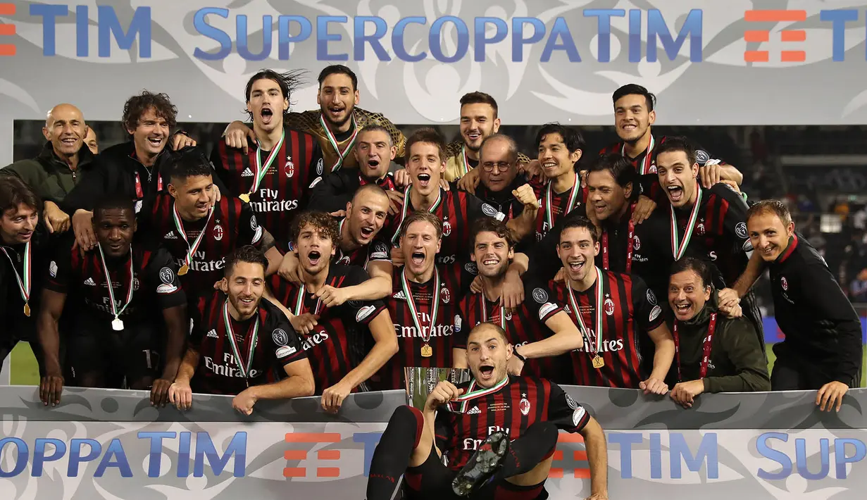Para pemain AC Milan merayakan keberhasilan meraih gelar Piala Super Italia 2016 di Stadion Jassim Bin Hamad, Qatar, Sabtu (24/12/2016). AC Milan menang adu penalti 4-3 atas Juventus, setelah bermain imbang 1-1 dalam waktu normal. (AFP/Karim Jaafar)
