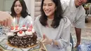 Dian memilih mengenakan tunik lengan 3/4 warna dasar putih dengan corak biru. Dipadukan celana panjang putih. [@therealdisastr]