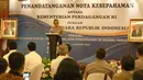 Kapolri Tito Karnavian memberi sambutan saat penandatanganan kerja sama antara Kemendag dengan Polri di Jakarta, Senin (8/1). MoU ini merupakan perpanjangan dari perjanjian sebelumnya yang ditandatangani pada 4 Januari 2013. (Liputan6.com/Angga Yuniar)