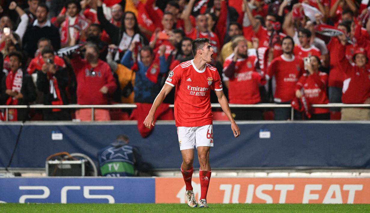 Selebrasi bek Benfica, Antonio Silva setelah mencetak gol ke gawang Juventus pada laga matchday kelima Grup H Liga Champions 2022/2023 di Luz Stadium, Lisbon (25/10/2022). Antonio Silva mencetak gol tersebut dalam usia 18 tahun, 11 bulan dan 25 hari. Ia total bermain dalam 10 laga di Liga Champions 2022/2023 bersama Benfica dengan torehan 2 gol. (AFP/Patricia De Melo Moreira)