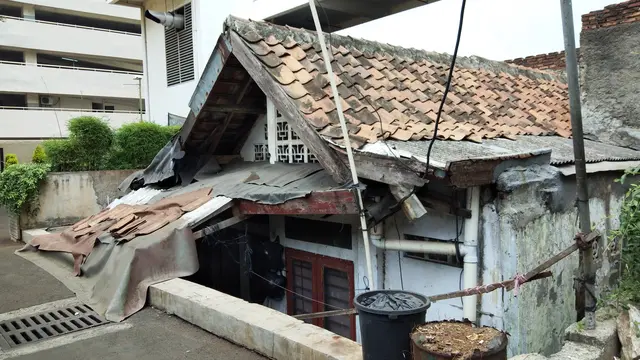 Rumah usang yang berdiri di tengah-tengah area apartemen di Thamrin, Jakarta Pusat. (Liputan6.com/Ady Anugrahadi)