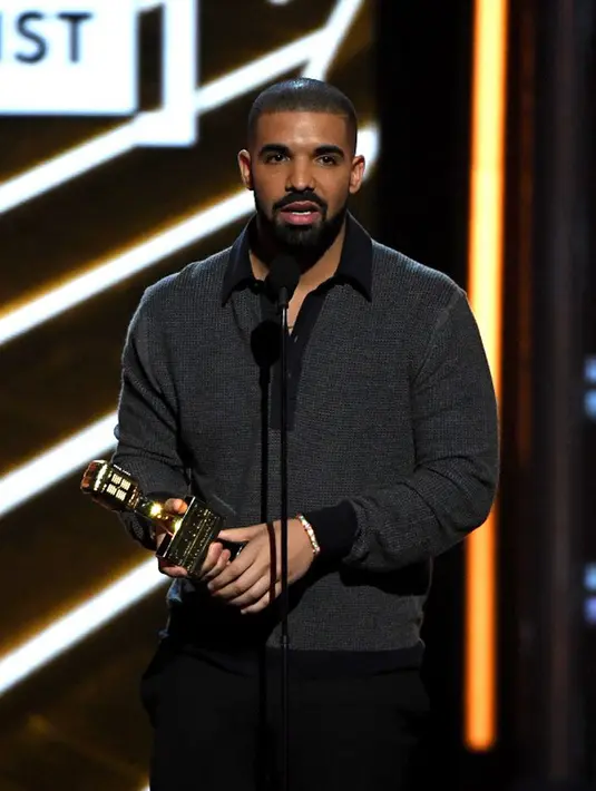 Selain itu, sumber juga mengatakan bahwa Mariah juga mengirimkan pesan teks pada Drake dan sekitar dua minggu lalu mereka bertemu untuk sekedar minum bersama di LA. Di saat itu mereka tampak saling menggoda. (AFP/Bintang.com)