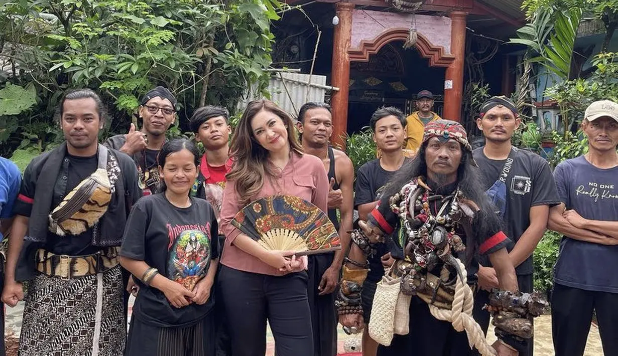 Nafa juga mengenakan kemeja lengan 3/4 yang dipadukan celana hitam. Rambut coklatnya dibiarkan terurai. Credit (@nafaurbach)