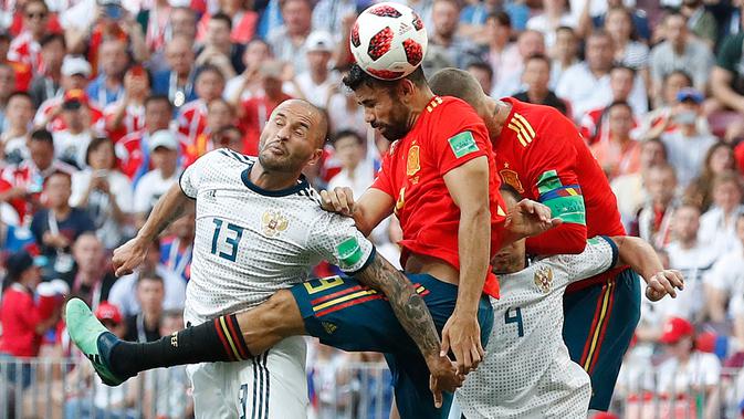 Pemain timnas Spanyol, Diego Costa melakukan sundulan saat berebut bola pada babak 16 besar Piala Dunia 2018 melawan Rusia di Stadion Luzhniki, Minggu (1/7). Rusia lolos ke perempat final setelah menang adu penalti 4-3 atas Spanyol. (AP/Antonio Calanni)