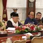 Ketua Dewan Pengarah BPIP Megawati Soekarnoputri beserta anggota saat berdialog dengan Presiden Jokowi di Istana Merdeka, Jakarta, Kamis (22/3). Pertemuan tersebut untuk meloprkan hasil kerja BPIP. (Liputan6.com/Angga Yuniar)