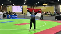 Pesilat Indonesia, Safira Dwi Meilani, berselebrasi setelah meraih medali emas SEA Games 2025 di Bangkok, Thailand, Rabu (17/12/2025). (Bola.com/M. Adi Yaksa)