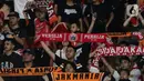 Sejumlah suporter Persija saat mendukung tim kesayangannya bertanding melawan PSM di Stadion Utama Gelora Bung Karno, Jakarta, Senin (3/7/2023). (Liputan6.com/Helmi Fithriansyah)