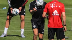 Leroy Sane dan Niklas Suele mengikuti sesi latihan Bayern Munchen di Munich, Jerman (14/7/2020). Munchen mendatangkan Leroy Sane dari Manchester City dengan kontrak berdurasi lima tahun hingga 2025 mendatang, seperti diumumkan oleh klub Bundesliga tersebut pada 3 Juli. (Xinhua/Philippe Ruiz)