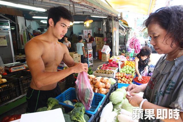 Wang saat melayani pelanggan sayur dan buah di toko tempatnya bekerja | Photo: Copyright shanghaiist.com