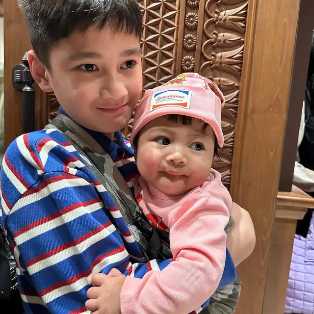 Momen Menggemaskan, Rafathar Gendong Lily