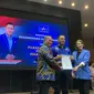 DPP Partai Demokrat resmi memberikan surat rekomendasi pada Elly Engelbert Lasut dan Michaela Elsiana Paruntu, untuk maju Pilkada Sulawesi Utara 2024. (Liputan6.com/Delvira Hutabarat).