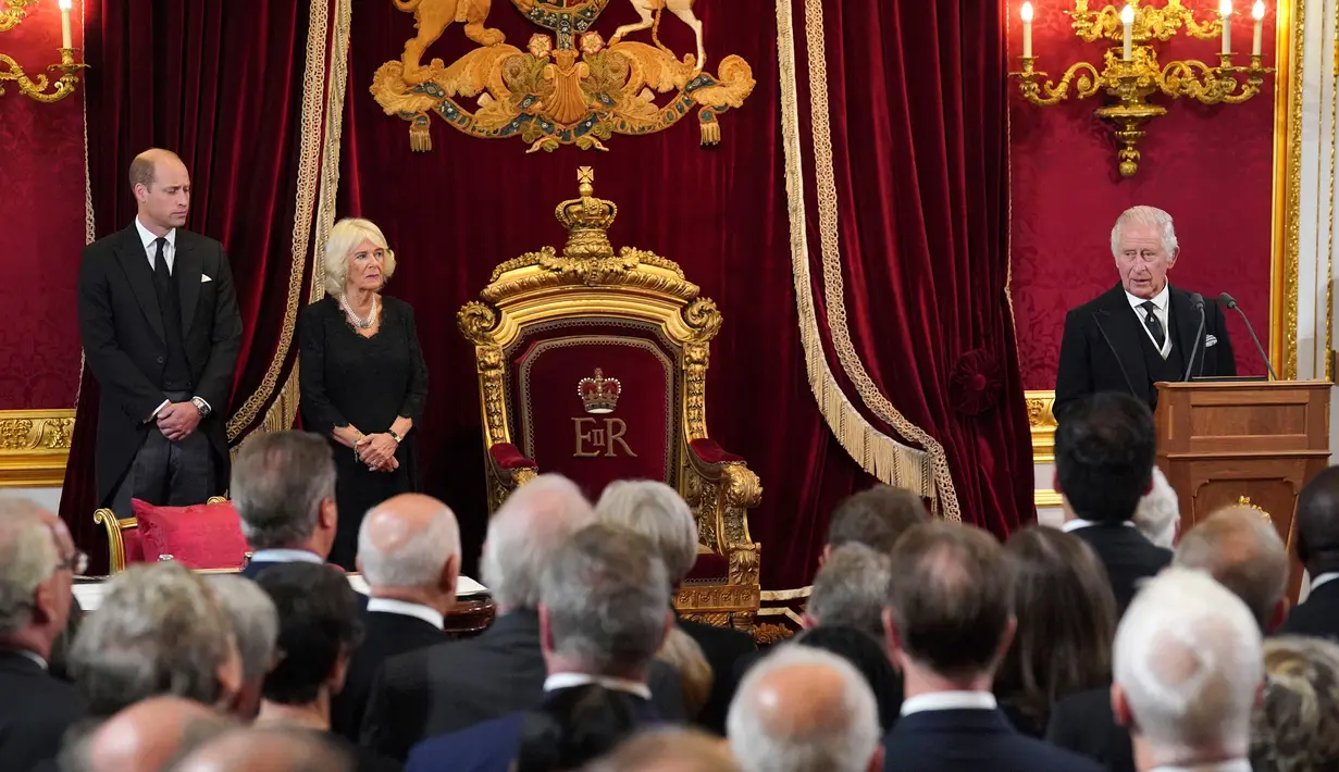 <p>(kiri ke kanan) Pangeran William, Permaisuri Camilla, dan Raja Charles III saat upacara proklamasi bersama Dewan Aksesi di Istana St. James, London, Inggris, Sabtu (10/9/2022). Selain memberikan pujian kepada Ratu Elizabeth II, ia juga mengapresiasi Camilla atas dukungan yang diberikan. (Jonathan Brady/Pool Photo via AP)</p>