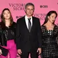 Jose Mourinho bersama sang istri dan putrinya. (Foto: LEON NEAL / AFP)