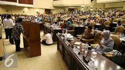 Suasana pemilihan suara Ketua DPD RI saat rapat Paripurna DPD luar biasa di Nusantara V Gedung Parlemen, Senayan, Jakarta, Selasa (11/10). Mohammad Saleh terpilih dengan suara terbanyak 61 suara.(Liputan6.com/Johan Tallo)
