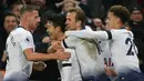 Selebrasi pemain Tottenham Hotspur merayakan gol ketiga yang dicetak Son Heung Min pada laga lanjutan Premier League yang berlangsung di stadion Wembley, London, Minggu (25/11). Tottenham menang atas 3-1. (AFP/Ian Kington)