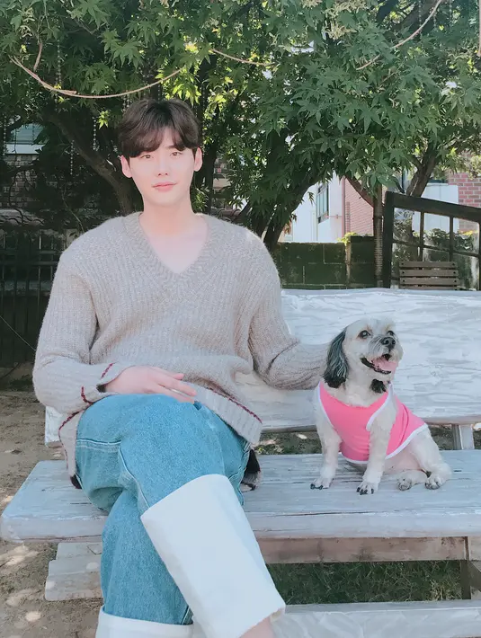 Dalam drama Hymn of Death, Lee Jong Suk tak meminta bayaran. Ini merupakan bentuk dukungannya untuk PD Park Soo Jin yang pernah bekerjasama dengannya di While You Were Sleeping. (Foto: instagram.com/jongsuk0206)