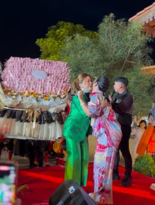 Selain pecahan uang 50 ribuan, ada juga buket besar uang pecahan 100 ribuan yang dibawa oleh rombongan tamu Soimah dari Jakarta ini. [Instagram/mirahayati29]