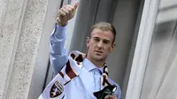 2. Joe Hart, tersingkir dari skuat utama Manchester City akhinya membuat kiper Inggris ini pindah ke Torino. Kiper berusia 29 tahun ini sudah diperkenalkan oleh manajemen Torino kepada publik Turin usai menjalani tes medis. (AFP/Marco Bertorello)