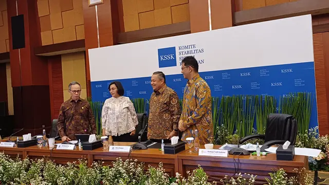Menteri Keuangan Sri Mulyani Indrawati dalam sesi konferensi pers hasil rapat I tahun 2024 Komite Stabilitas Sistem Keuangan (KSSK) di Kantor Kementerian Keuangan, Jakarta, Selasa (30/1/2024). (Maulandy/Liputan6.com)