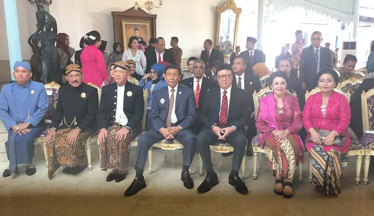 Penampilan anggun berkebaya Mooryati Soedibyo dengan nuansa merah muda. Kebaya merah muda dipadu dengan selendang serasi dan kain batik cokelat bersentuhan warna senada. [Foto: Instagram/mooryatisoedibyo]