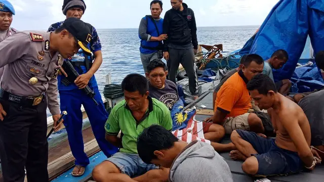 Polisi Selayar tangkap kapal bermuatan 50 ton bahan bom asal Malaysia (Liputan6.com/ Eka Hakim)