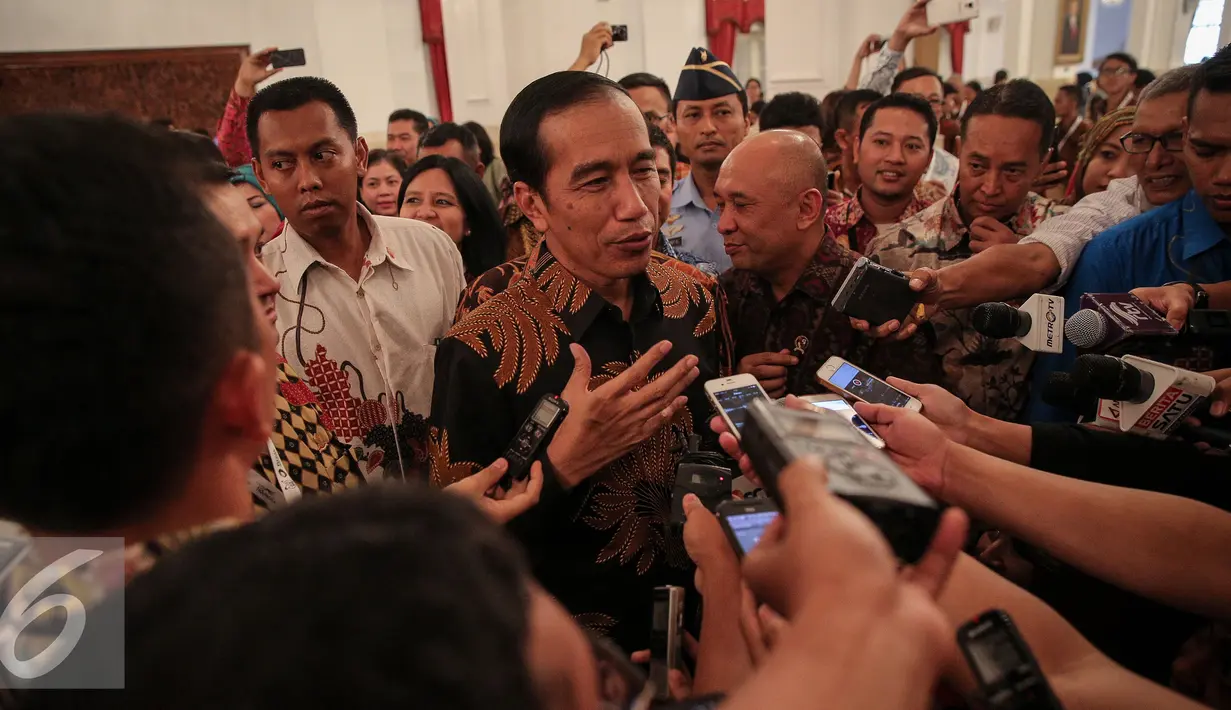 Presiden Joko Widodo memberikan keterangan pers terkait kisruh pencatutan namanya dan wapres Jusuf Kalla di Istana Negara, Jakarta, Rabu (18/11/2015). Kasus tersebut kini sudah dibawa ke Mahkamah Kehormatan Dewan (MKD). (Liputan6.com/Faizal Fanani)