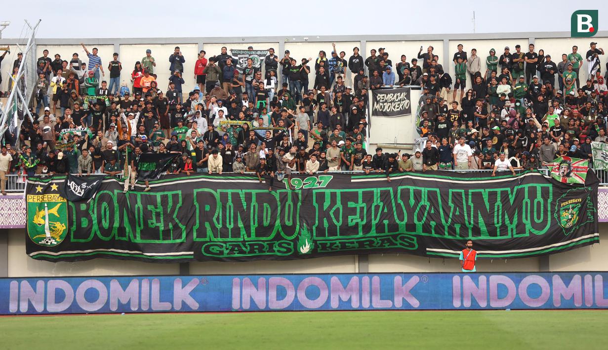 <p>Para pendukung Persebaya Surabaya "Bonek" memberi dukungan saat timnya menghadapi Persita Tangerang pada laga pekan ke-25 BRI Liga 1 2023/2024 di Stadion Indomilk Arena, Tangerang, Jumat (23/2/2024). (Bola.com/M Iqbal Ichsan)</p>