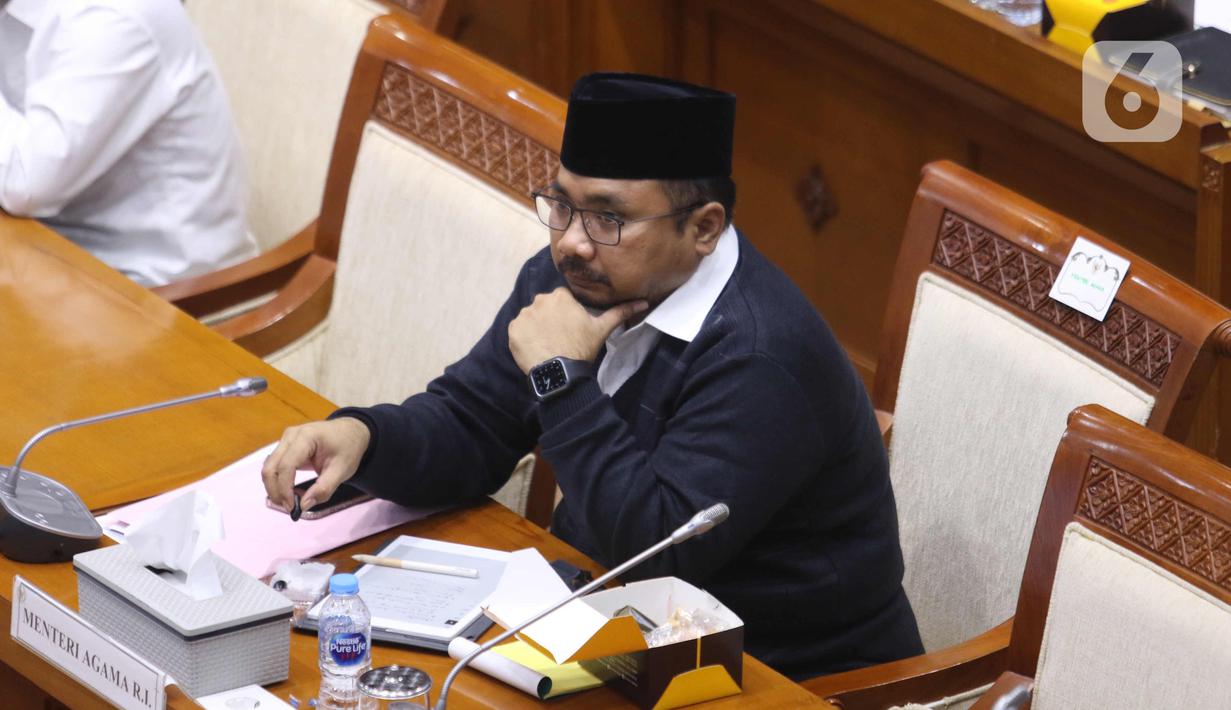 Menteri Agama Yaqut Cholil Qoumas saat mengikuti rapat kerja dengan Komisi VII DPR di Kompleks Parlemen, Senayan, Jakarta, Senin (15/3/2021). Rapat kerja tersebut membahas persiapan penyelenggaraan ibadah haji 1442 H/2021 M dan vaksinasi jemaah haji. (Liputan6.com/Angga Yuniar)