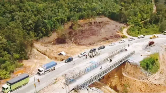 Salah satu titik jalan mengalami longsor yang kini diperbaiki di Jalan Lintas Riau-Sumbar.