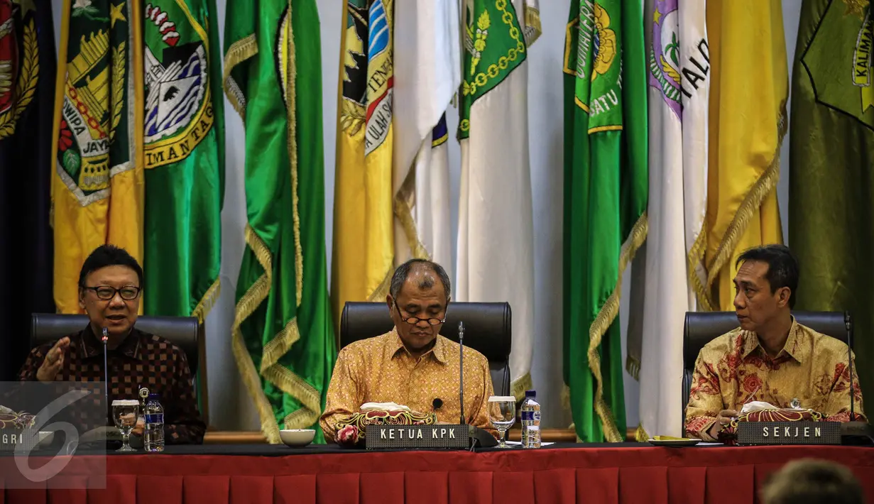 Mendagri Tjahjo Kumolo (kiri) membuka rakornas dan dialog terbuka bersama gubernur se-Indonesia di Kemendagri, Jakarta, Kamis (24/11). Rakornas ini membahas kerawanan jelang Pilkada Serentak 2017 dan penguatan Tim Saber Pungli (Liputan6.com/Faizal Fanani)