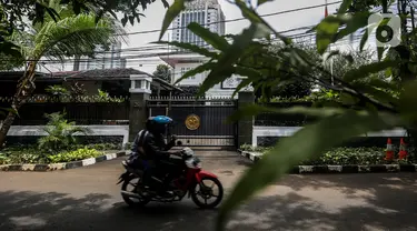 Pengendara motor melintas di depan rumah dinas Edhy Prabowo setelah tertangkap KPK, di Jalan Widya Chandra V, no 26, Jakarta, Kamis (26/11/2020).  KPK menetapkan Menteri Kelautan dan Perikanan Edhy Prabowo sebagai tersangka korupsi suap Izin Ekspor Benih Lobster di KKP. (Liputan6.com/Johan Tallo)