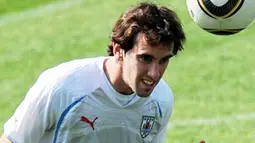 Bek Uruguay dan Villarreal Diego Godin bermain dengan bola di saat sesi latihan timnas di Johannesburg, 3 Juli 2010 jelang laga semifinal PD 2010 lawan Belanda di Cape Town. AFP PHOTO/ Rodrigo ARANGUA 